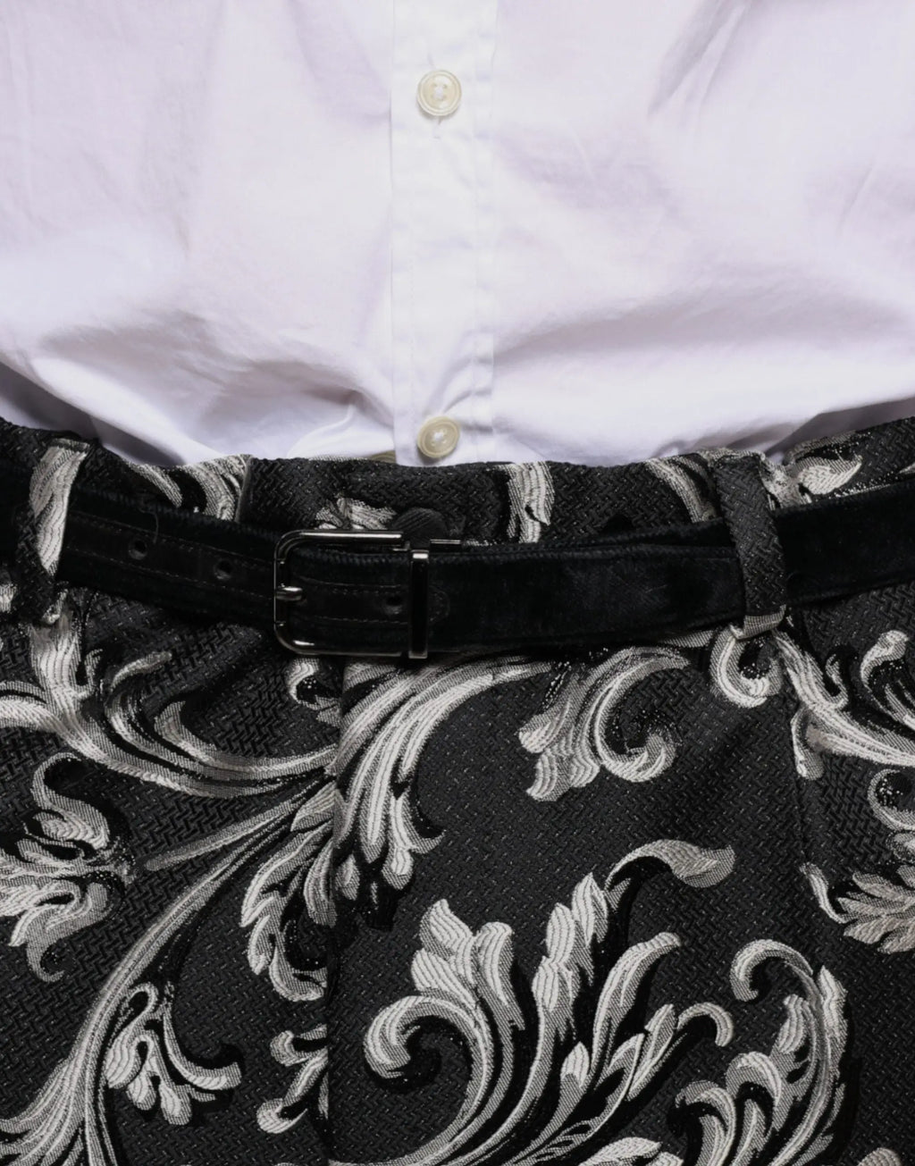 Ceinture en velours noir avec boucle mate élégante associée à un pantalon slim jacquard noir dolce & gabbana