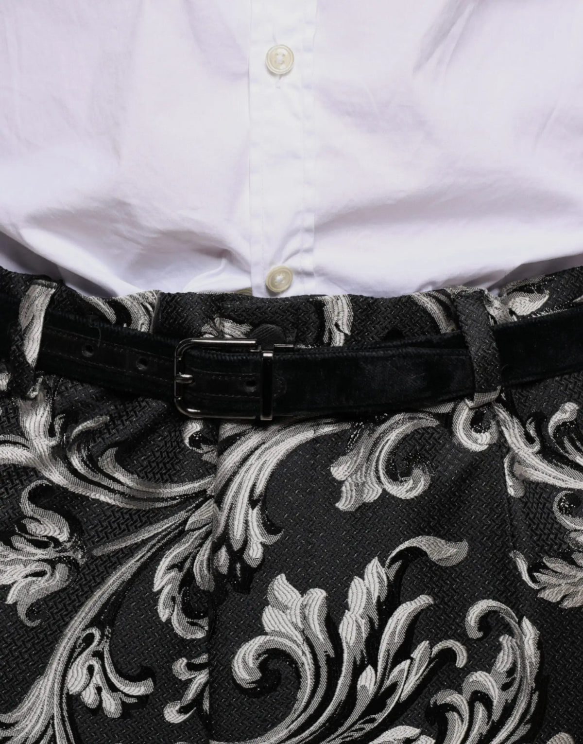 Ceinture en velours noir avec boucle mate élégante associée à un pantalon slim jacquard noir dolce & gabbana