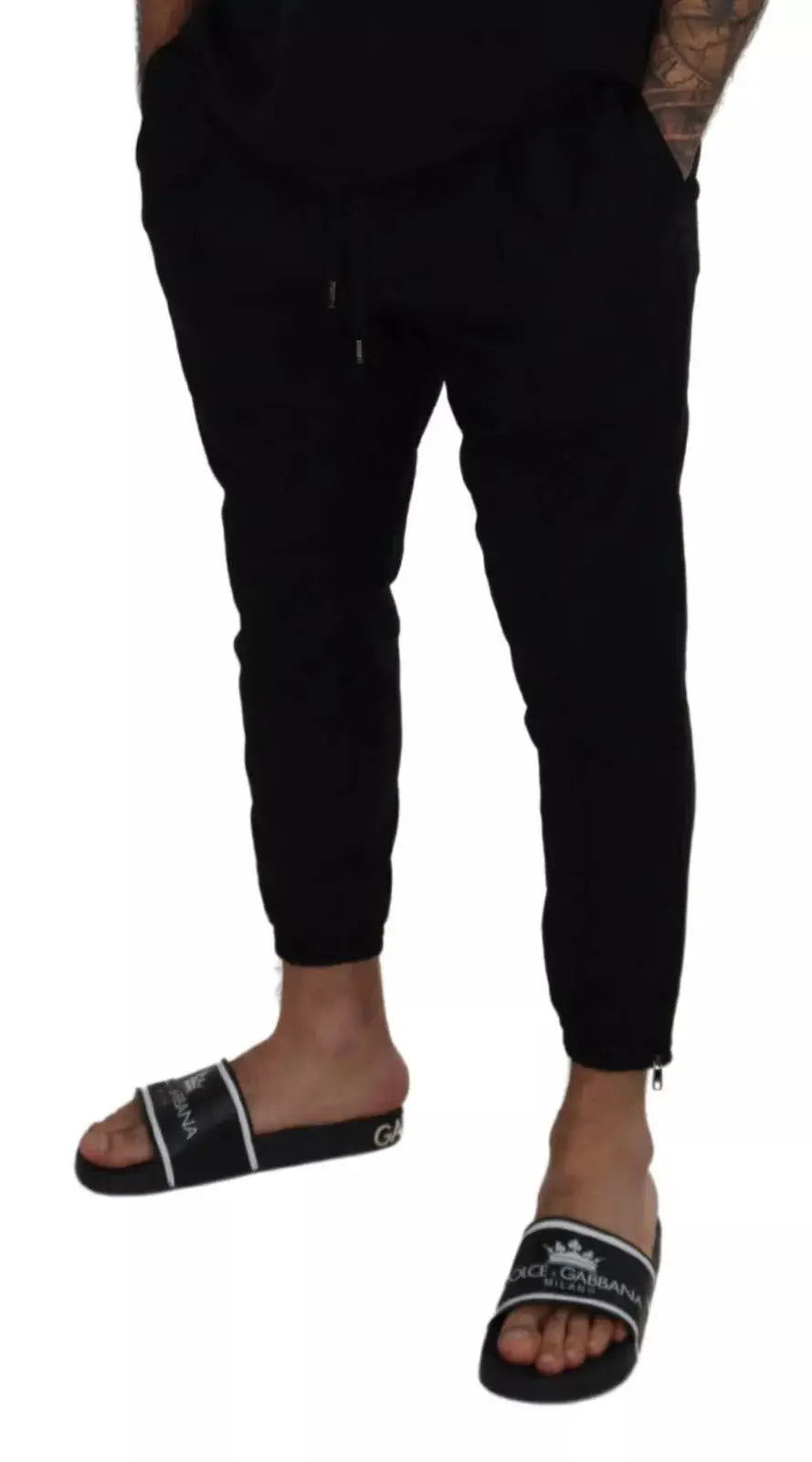 Sandales slide noires dolce gabbana avec logo blanc, associées au pantalon de jogging en laine noire dolce gabbana