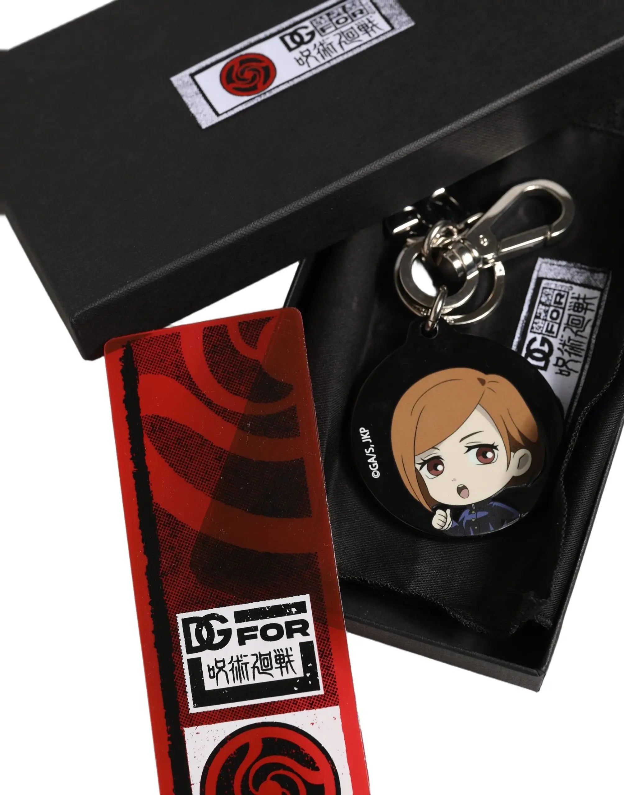 Porte-clés circulaire noir dolce & gabbana en métal avec personnage anime chibi kaisen nobara kugisaki