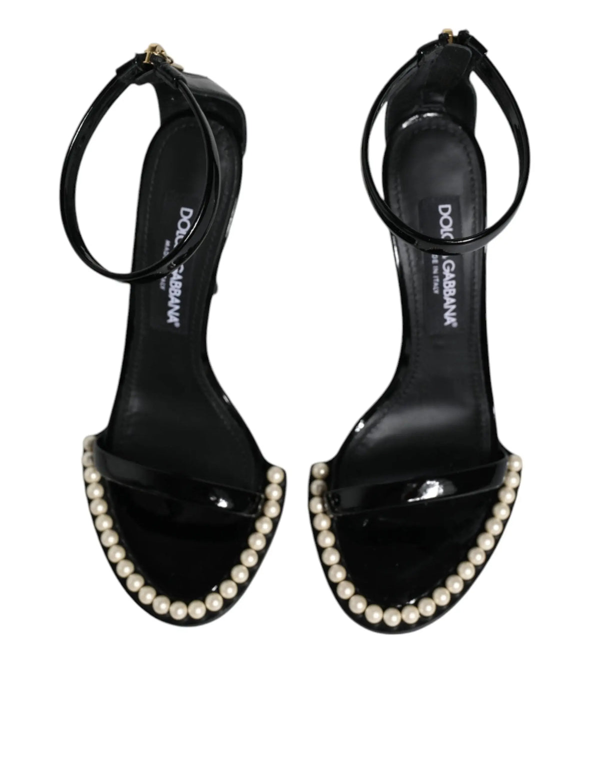 Sandales à talons dolce & gabbana keira en cuir verni noir avec rangée de perles blanches sur la bride avant