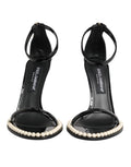 Sandales à talons dolce & gabbana noires en cuir verni avec bordure de perles sur la bride avant keira