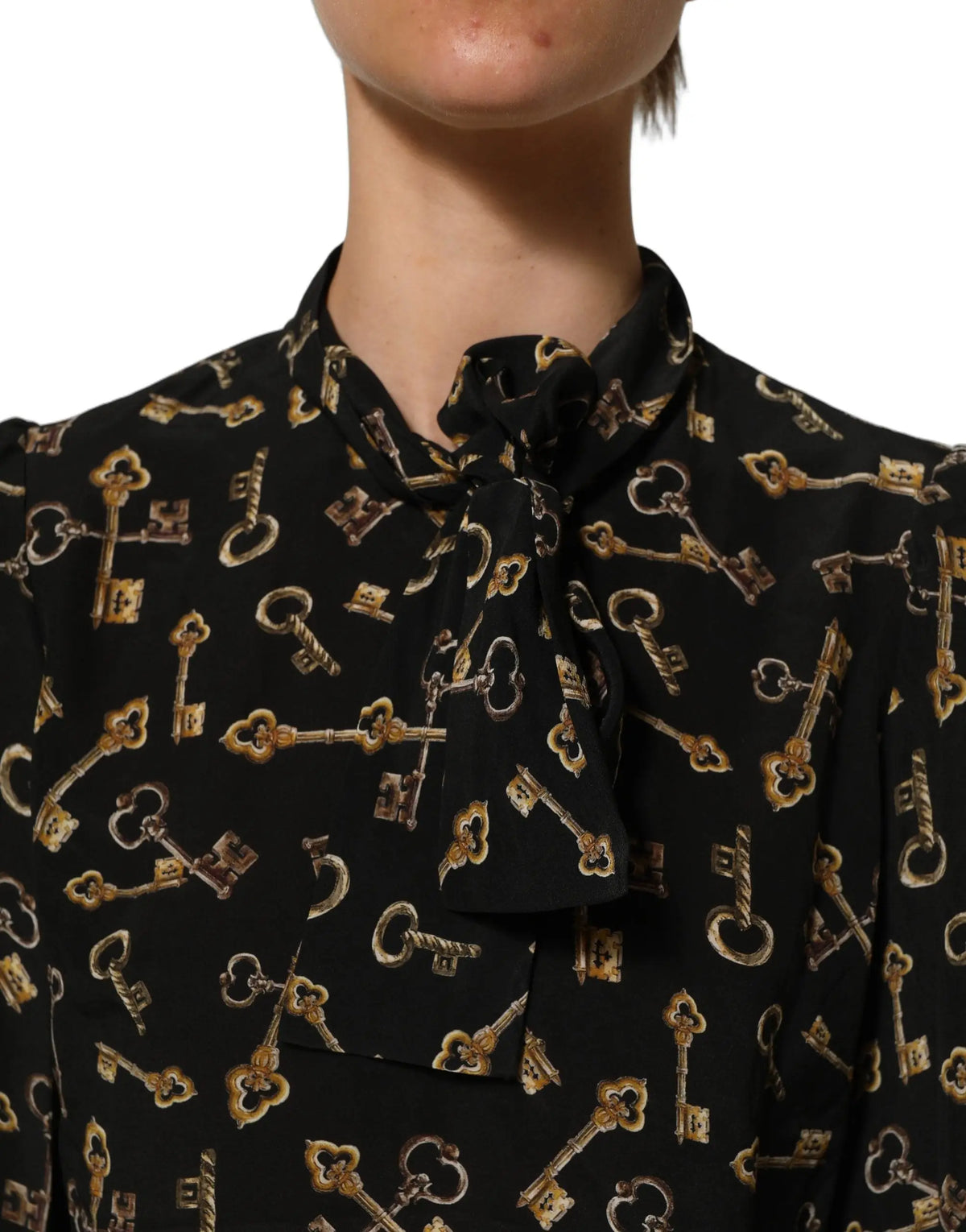 Blouse dolce & gabbana noire en soie avec imprimé clés vintage dorées et bronze et détail de nœud au col