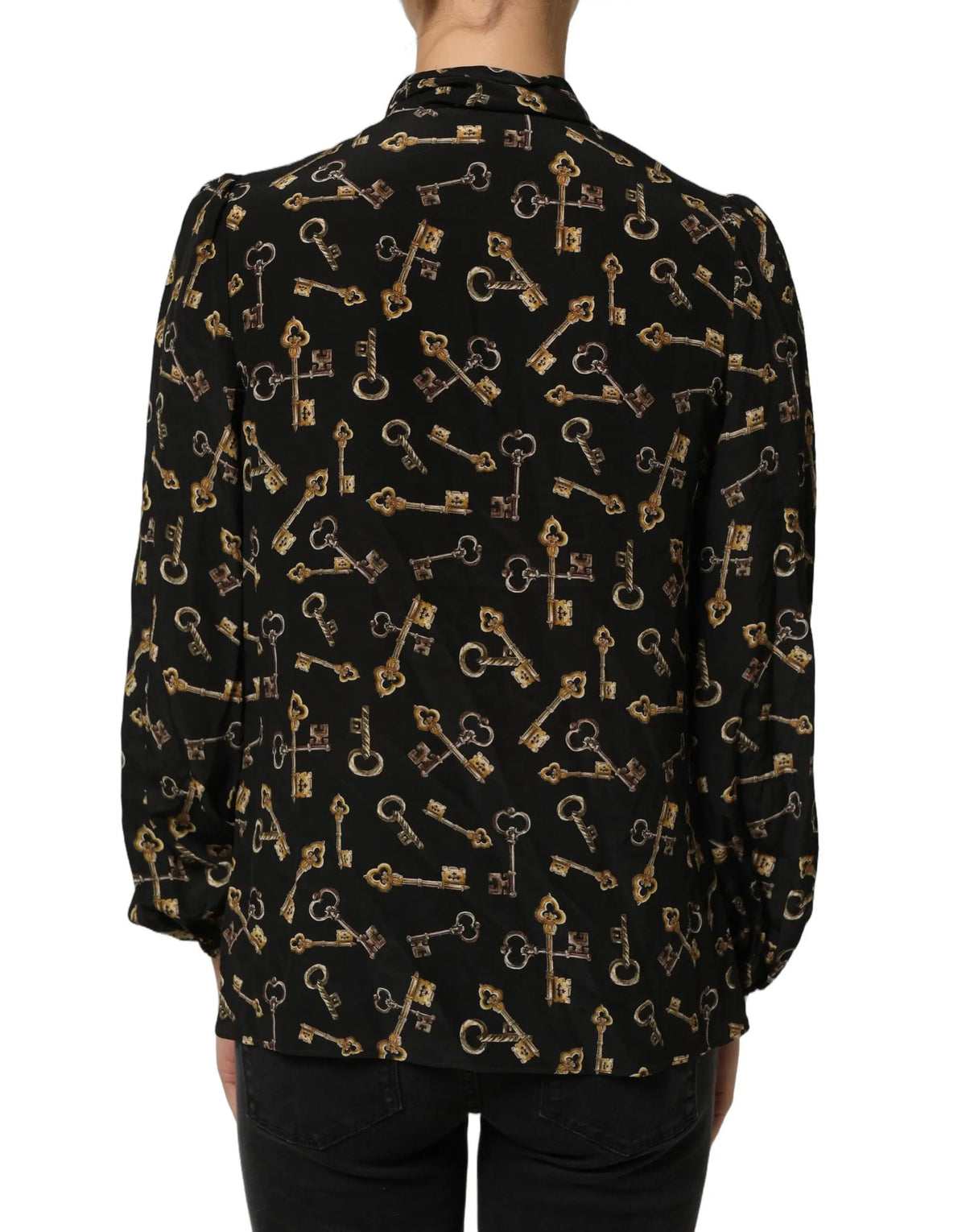 Blouse noire dolce & gabbana en soie avec motif répétitif de clés dorées et argentées et col lavallière
