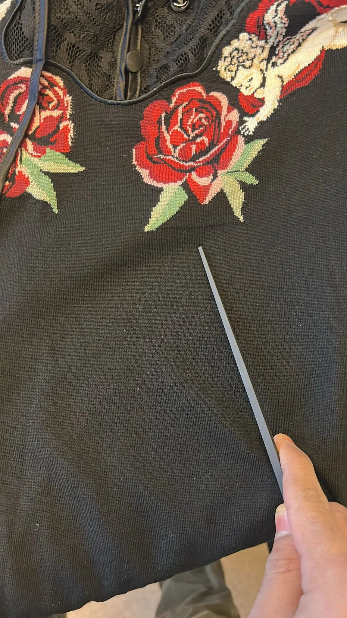 Cardigan noir dolce & gabbana en maille avec roses rouges brodées et motifs danges en dentelle