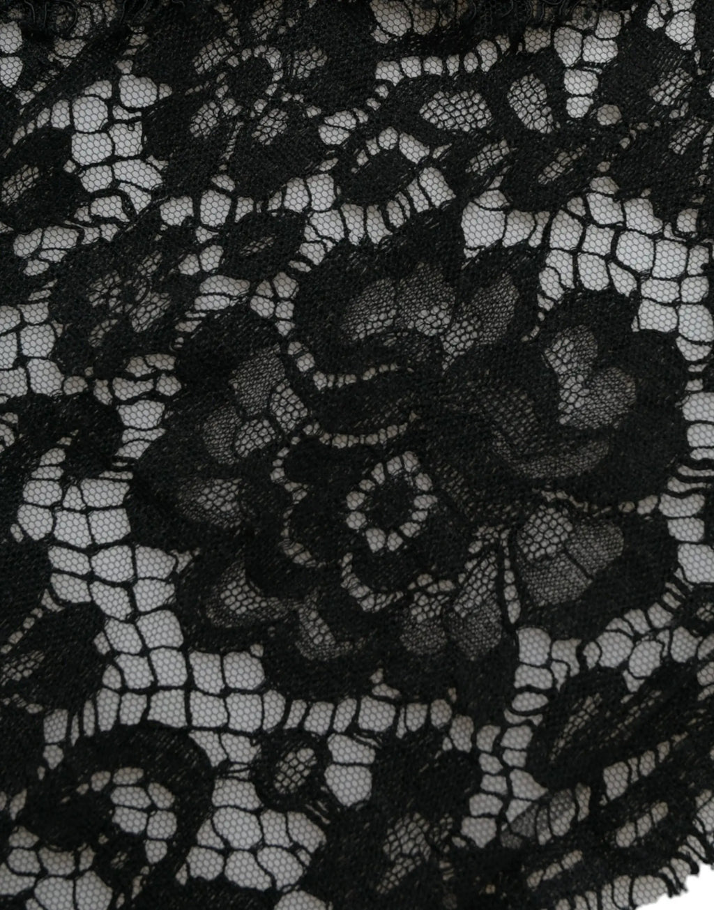 Tissu en dentelle noire florale délicate avec motifs complexes et texture transparente pour robe fourreau dolce & gabbana cristal