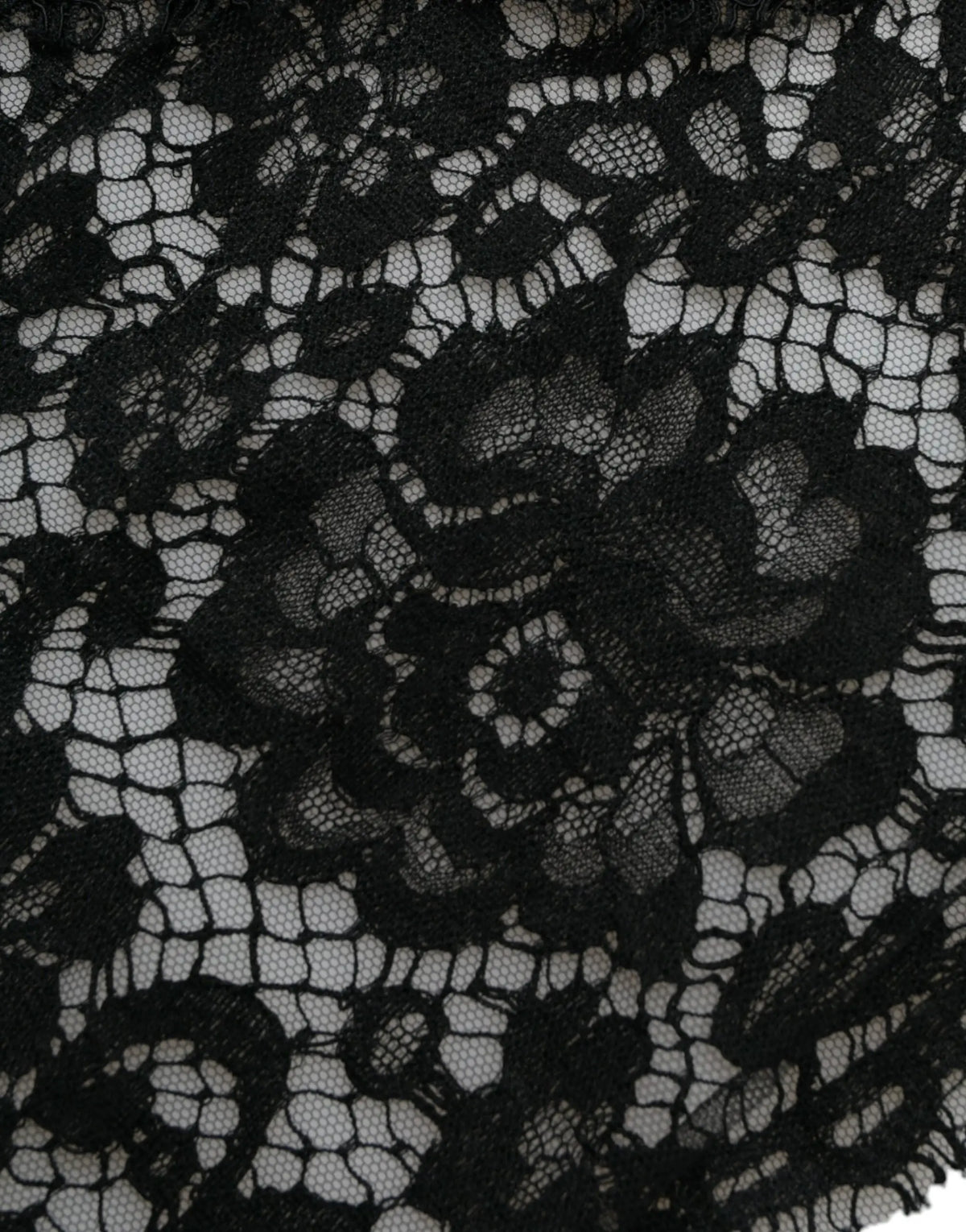 Tissu en dentelle noire florale délicate avec motifs complexes et texture transparente pour robe fourreau dolce & gabbana cristal