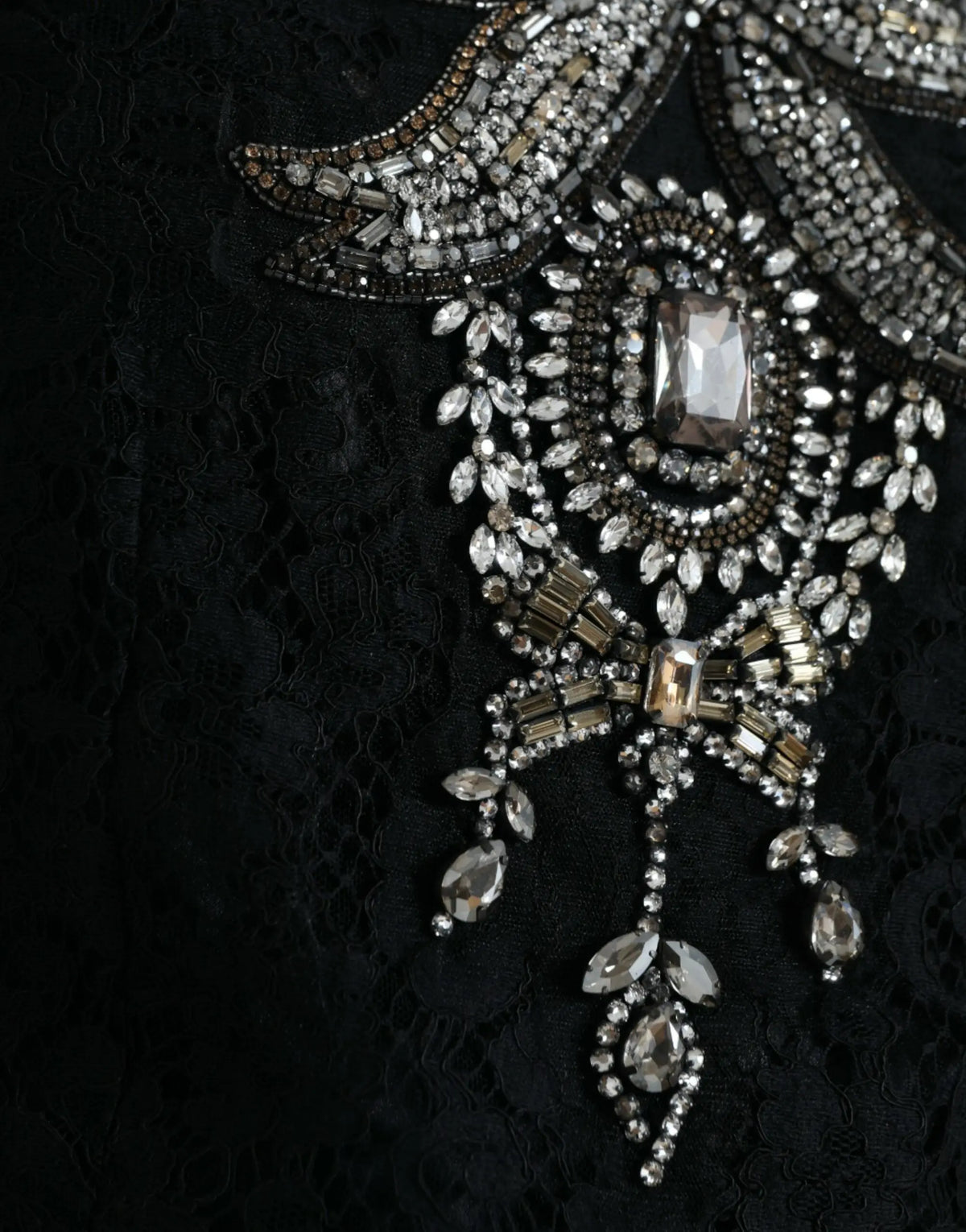 Robe fourreau noire en dentelle dolce & gabbana ornée de cristaux argentés avec pierre rectangulaire centrale