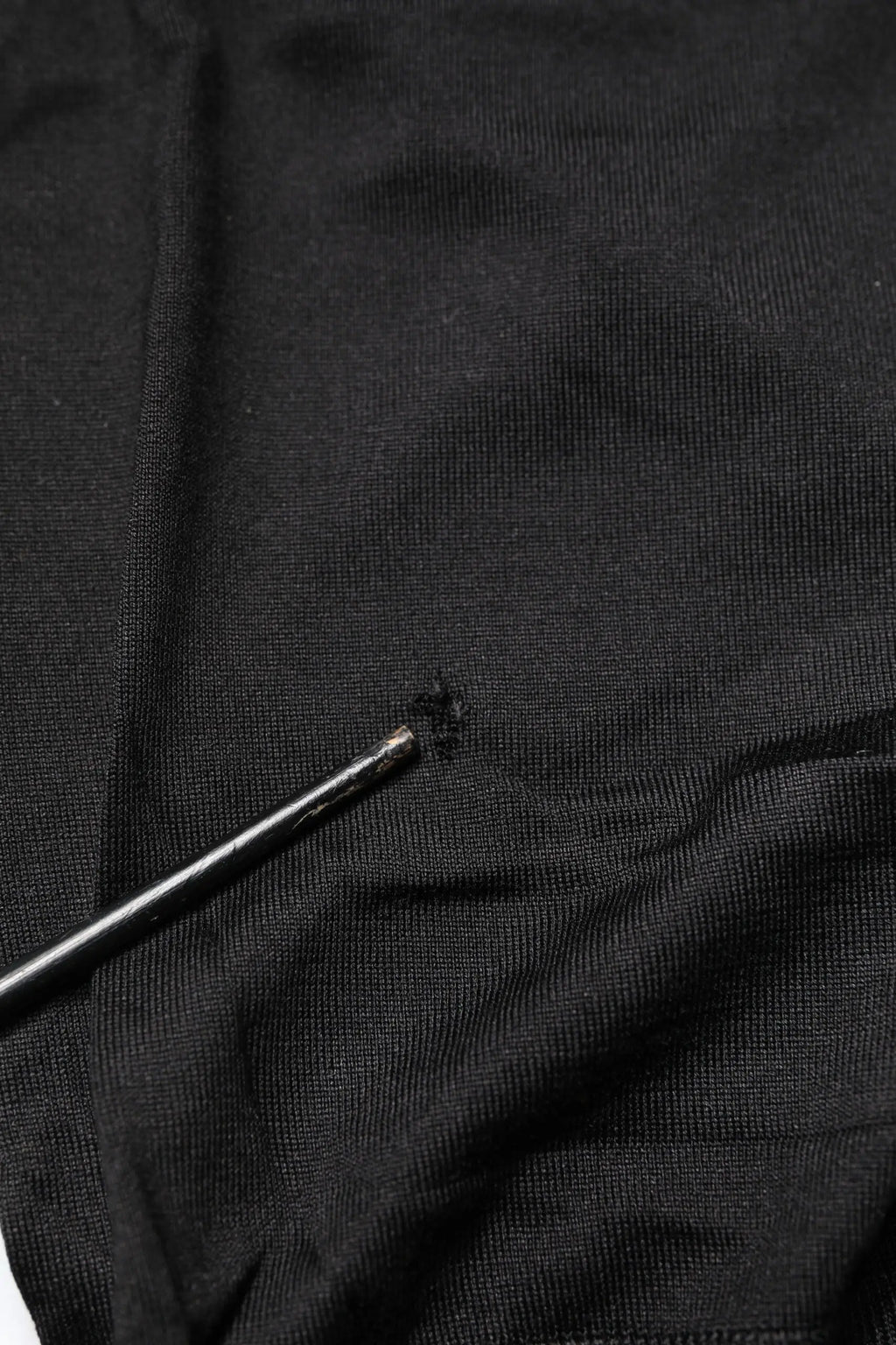 Dolce & gabbana top sans manches noir en maille avec col rond et petit trou effiloché près du bas
