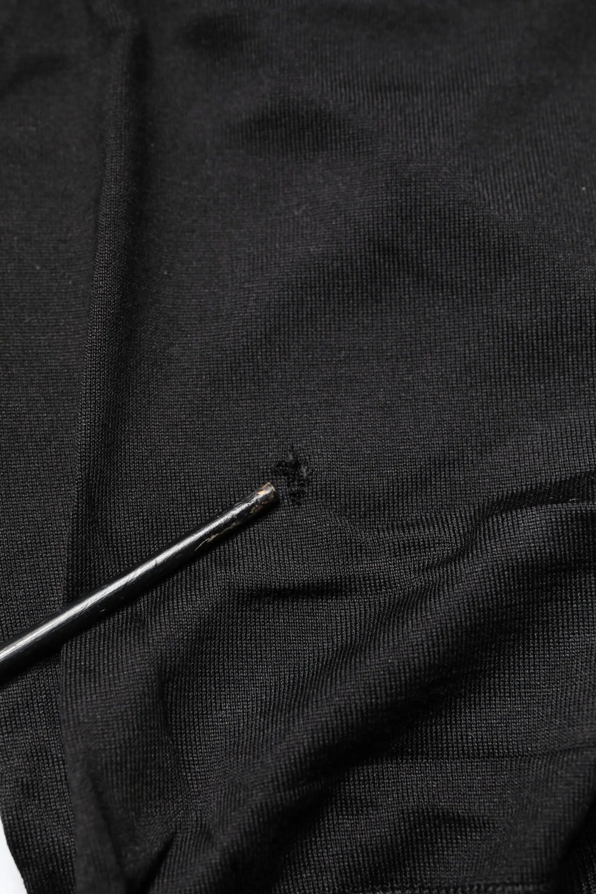 Dolce & gabbana top sans manches noir en maille avec col rond et petit trou effiloché près du bas