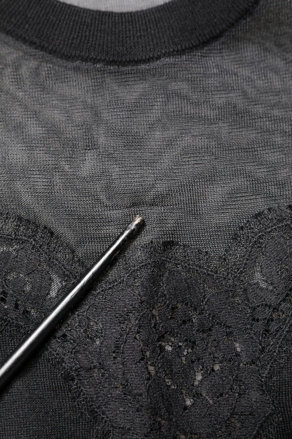 Haut sans manches dolce & gabbana noir en dentelle transparente avec tissu tricot texturé et col montant côtelé