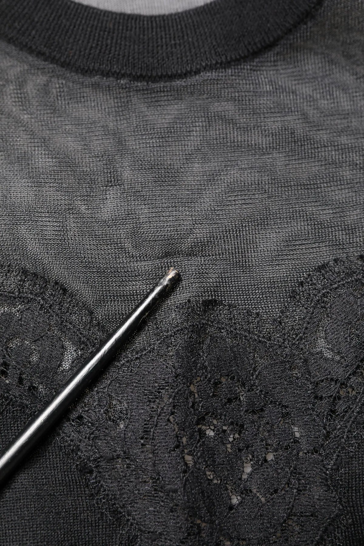 Haut sans manches dolce & gabbana noir en dentelle transparente avec tissu tricot texturé et col montant côtelé
