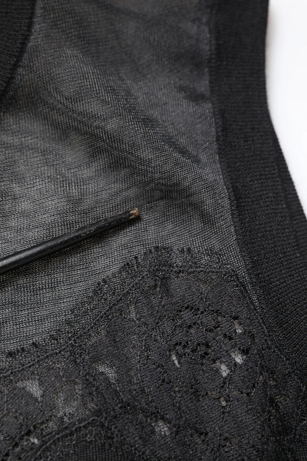 Dolce & gabbana top sans manches noir en maille orné de dentelle noire et broderie florale délicate