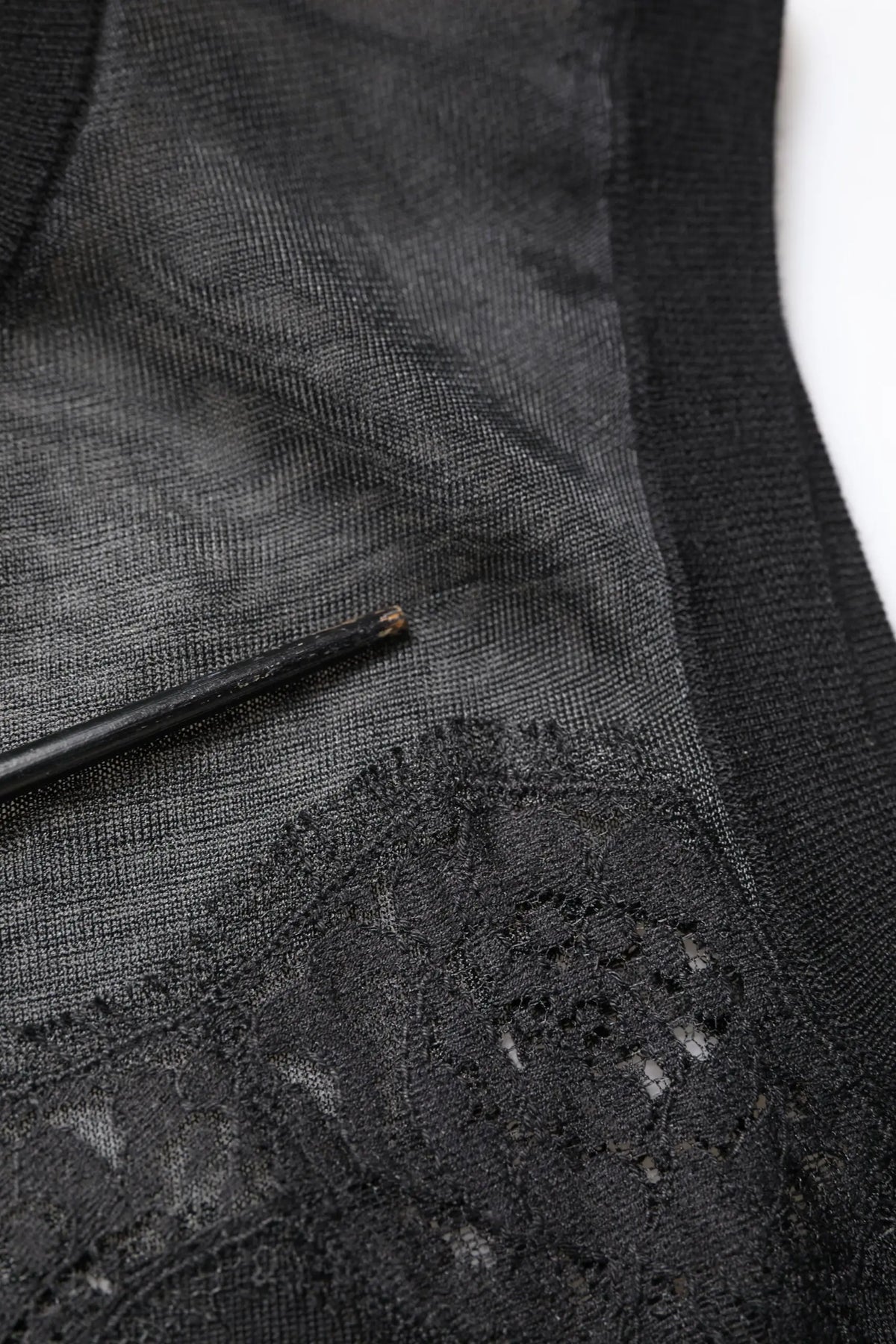 Dolce & gabbana top sans manches noir en maille orné de dentelle noire et broderie florale délicate