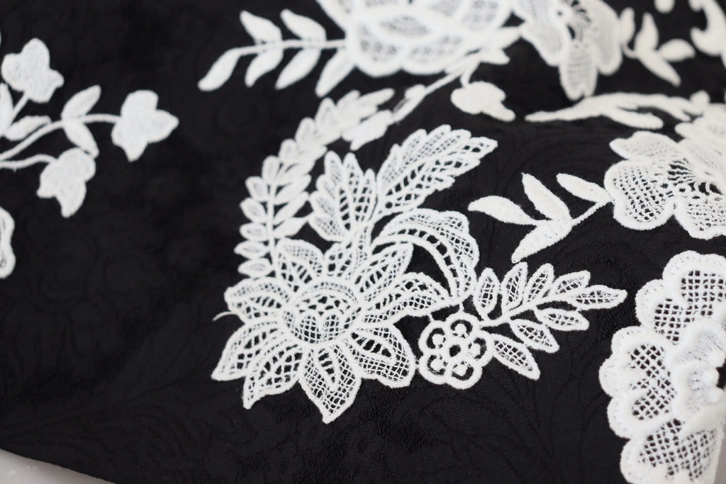 Robe dolce & gabbana noire avec dentelle blanche brodée fleurs manches mi-longues et coupe trapèze