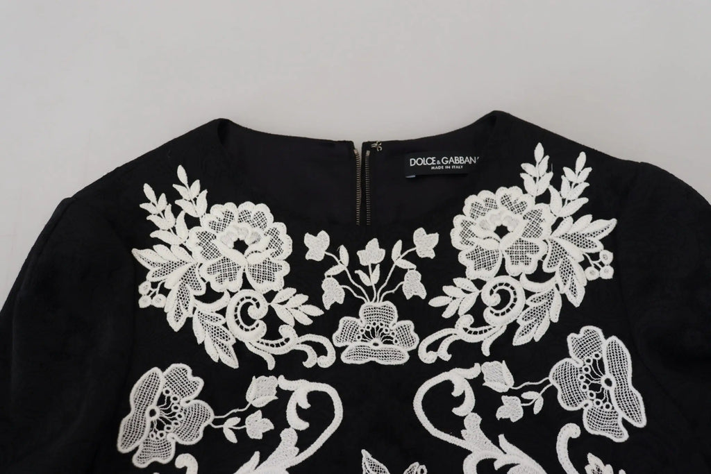Robe noire dolce & gabbana à manches mi-longues en a ligne avec broderies florales blanches en dentelle sur le corsage