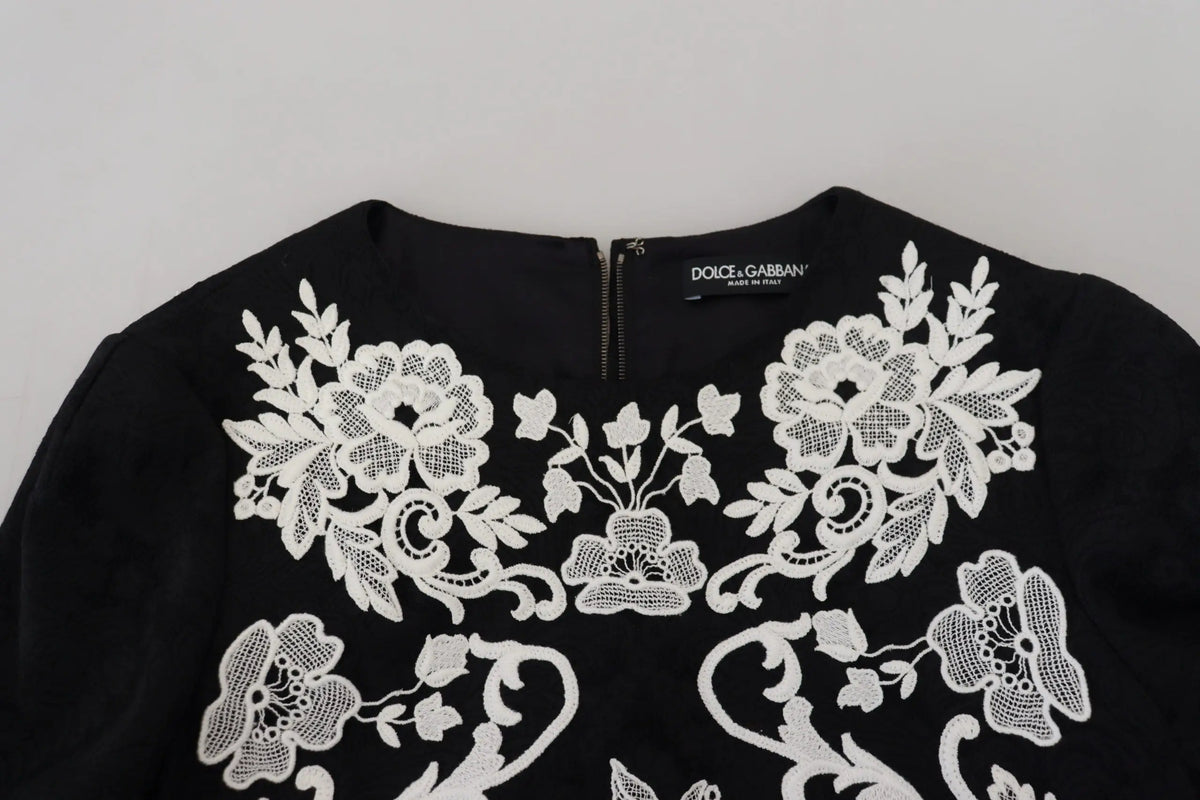 Robe noire dolce & gabbana à manches mi-longues en a ligne avec broderies florales blanches en dentelle sur le corsage
