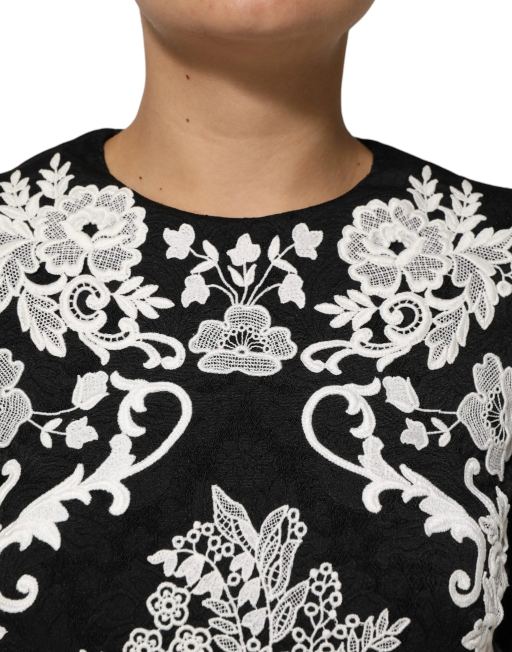 Robe dolce & gabbana noire en dentelle avec manches courtes et broderie florale blanche détaillée
