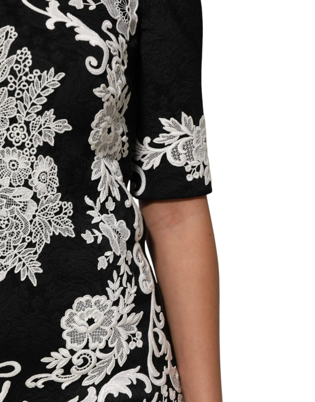 Robe dolce & gabbana noire en a ligne avec manches courtes et dentelle florale blanche sur le corsage et les manches