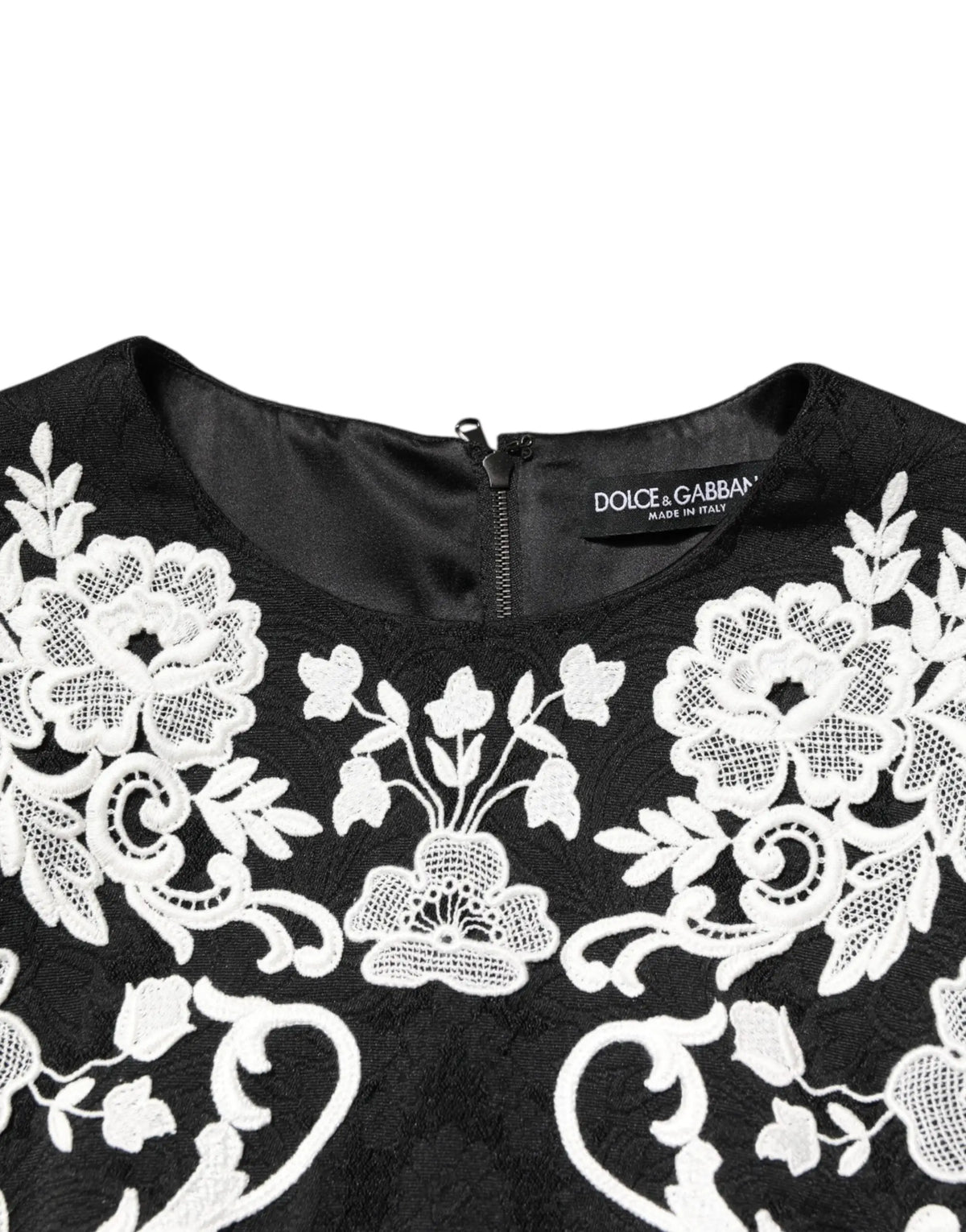Robe noire dolce & gabbana à manches courtes avec broderie florale en dentelle blanche élégante et coupe évasée