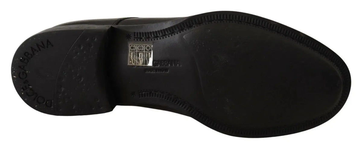Semelle de chaussure derby formelle en cuir noir avec embossage dolce & gabbana et étiquette métallique près du talon