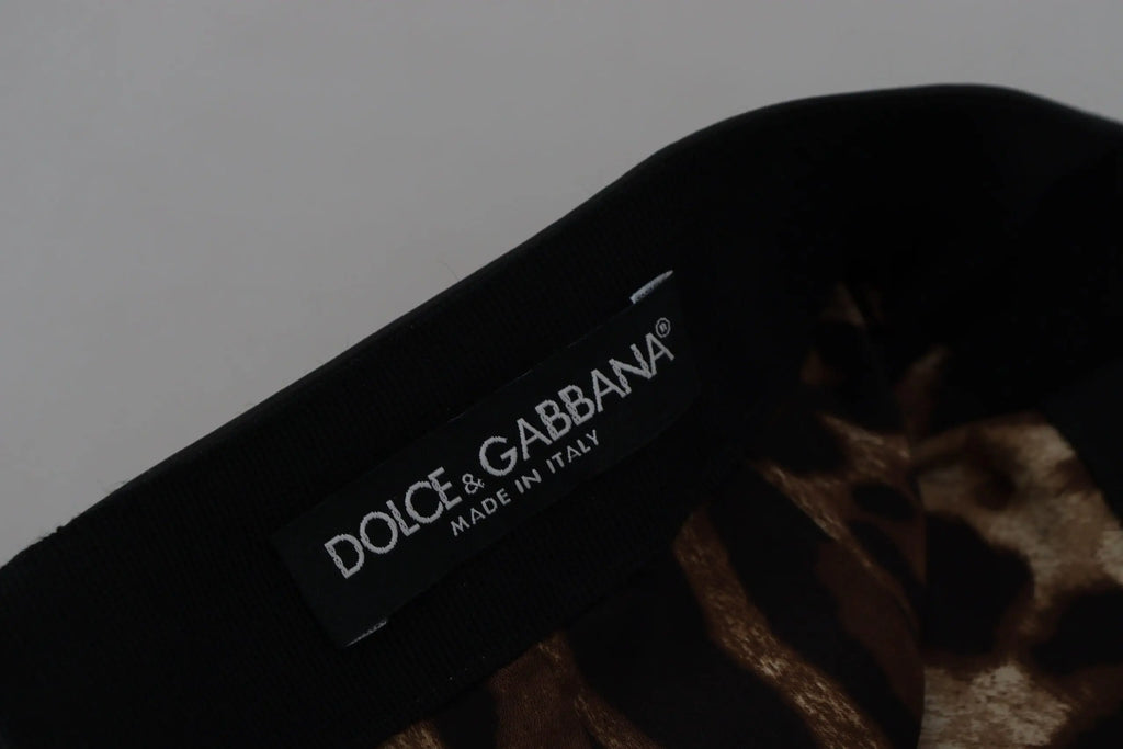 Étiquette noire dolce & gabbana avec texte brodé blanc sur jupe mini noire en cuir dagnneau en ligne a