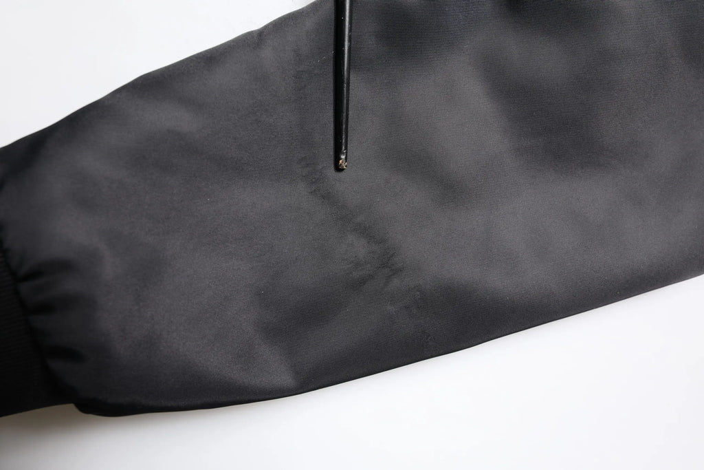 Manche de veste biker dolce & gabbana en cuir dagneau noir avec texture côtelée diagonale subtile et fermeture éclair noire