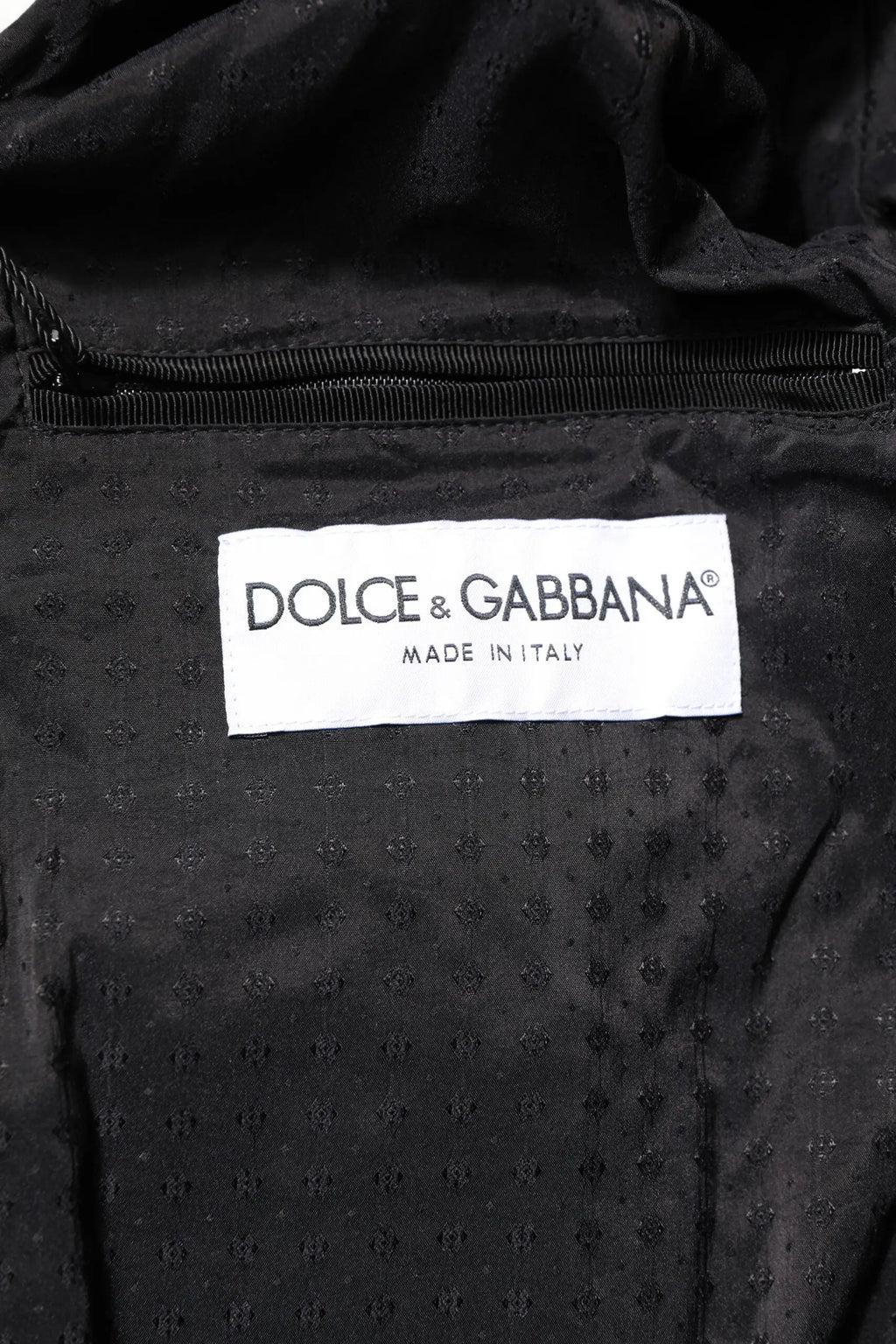 Étiquette intérieure noire dolce & gabbana en cuir dagneau noir avec zip intégral fabriquée en italie