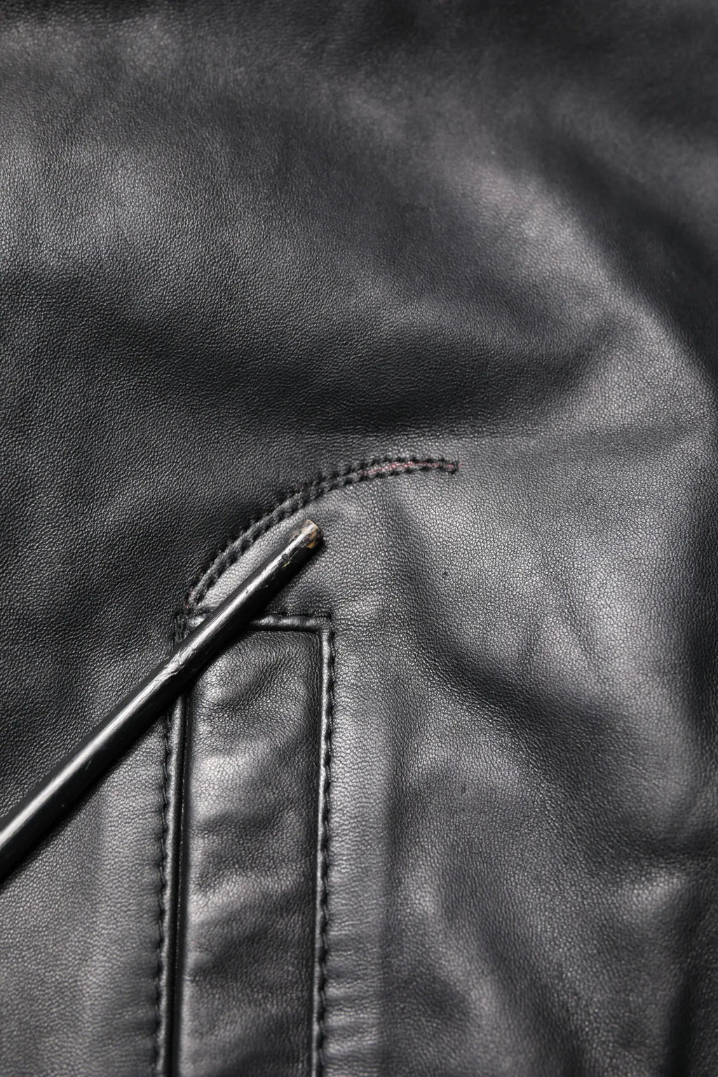 Veste moto dolce & gabbana en cuir dagneau noir avec fermeture eclair et couture precise au bord de poche