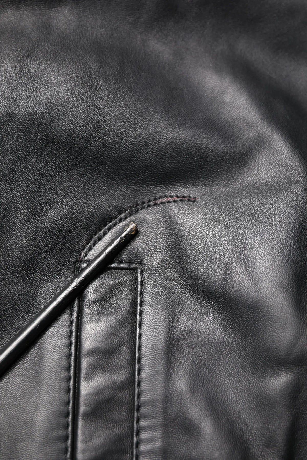 Veste moto dolce & gabbana en cuir dagneau noir avec fermeture eclair et couture precise au bord de poche