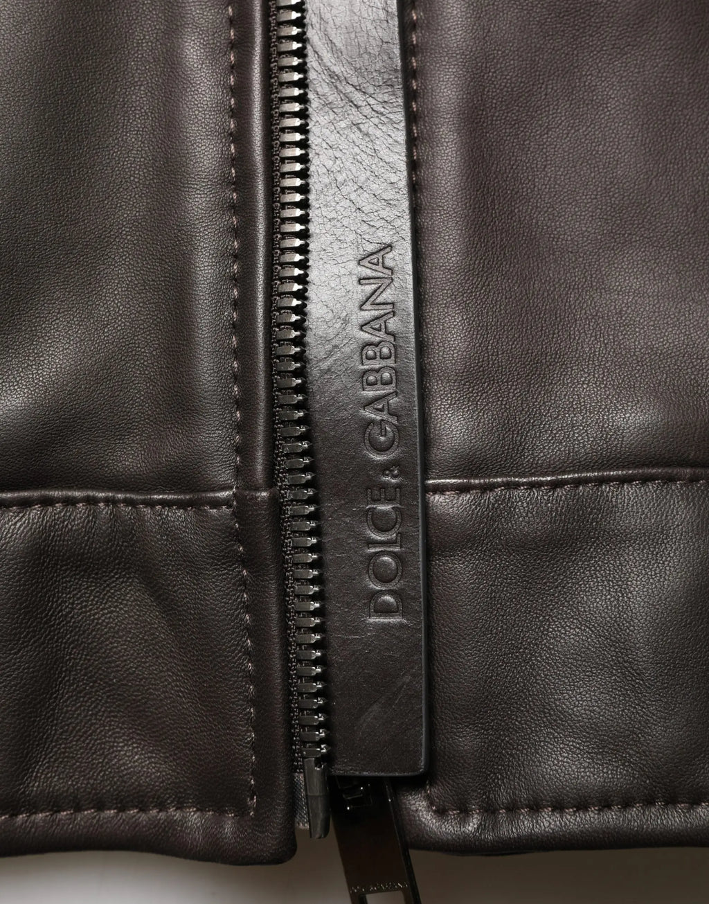 Fermeture éclair en cuir noir avec dolce & gabbana embossé sur une veste biker zippée en agneau noire