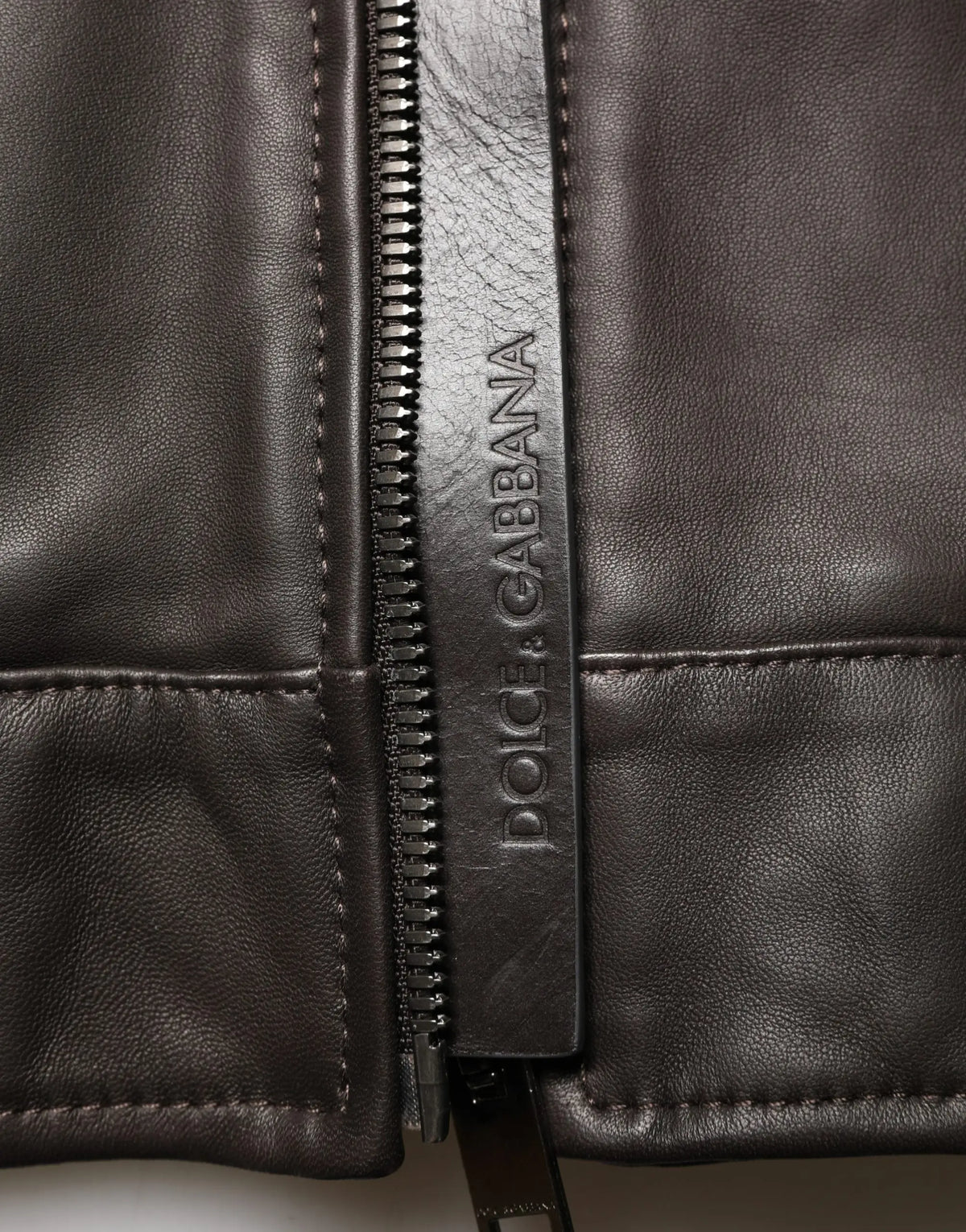 Fermeture éclair en cuir noir avec dolce & gabbana embossé sur une veste biker zippée en agneau noire