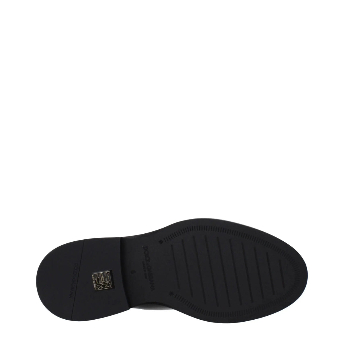 Semelle en caoutchouc noir texturée avec étiquette de marque rectangulaire au talon vue arrière des bottines en cuir noir dolce & gabbana