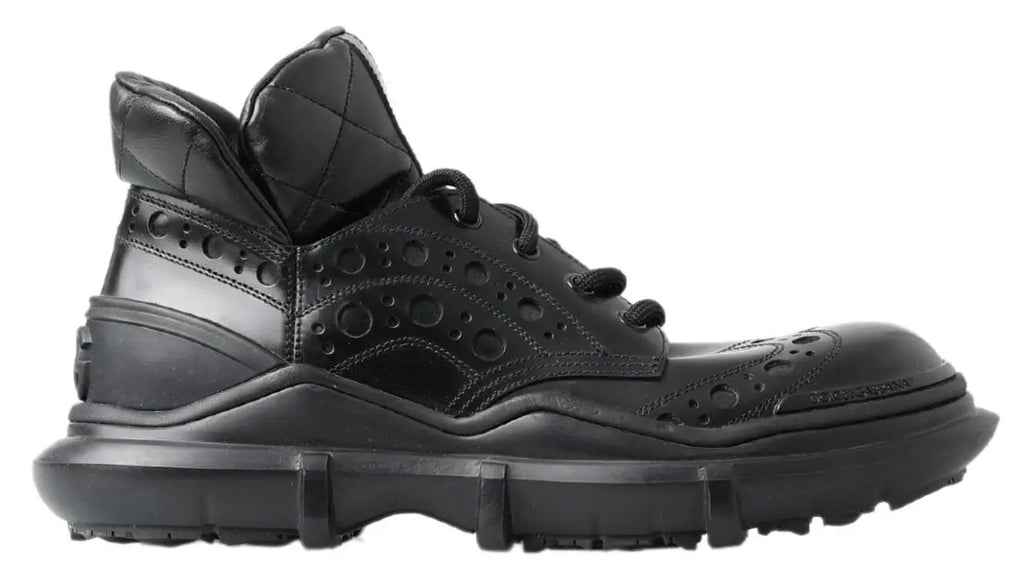 Bottines casual noires en cuir dolce & gabbana avec col matelassé, perforations et semelle épaisse en caoutchouc