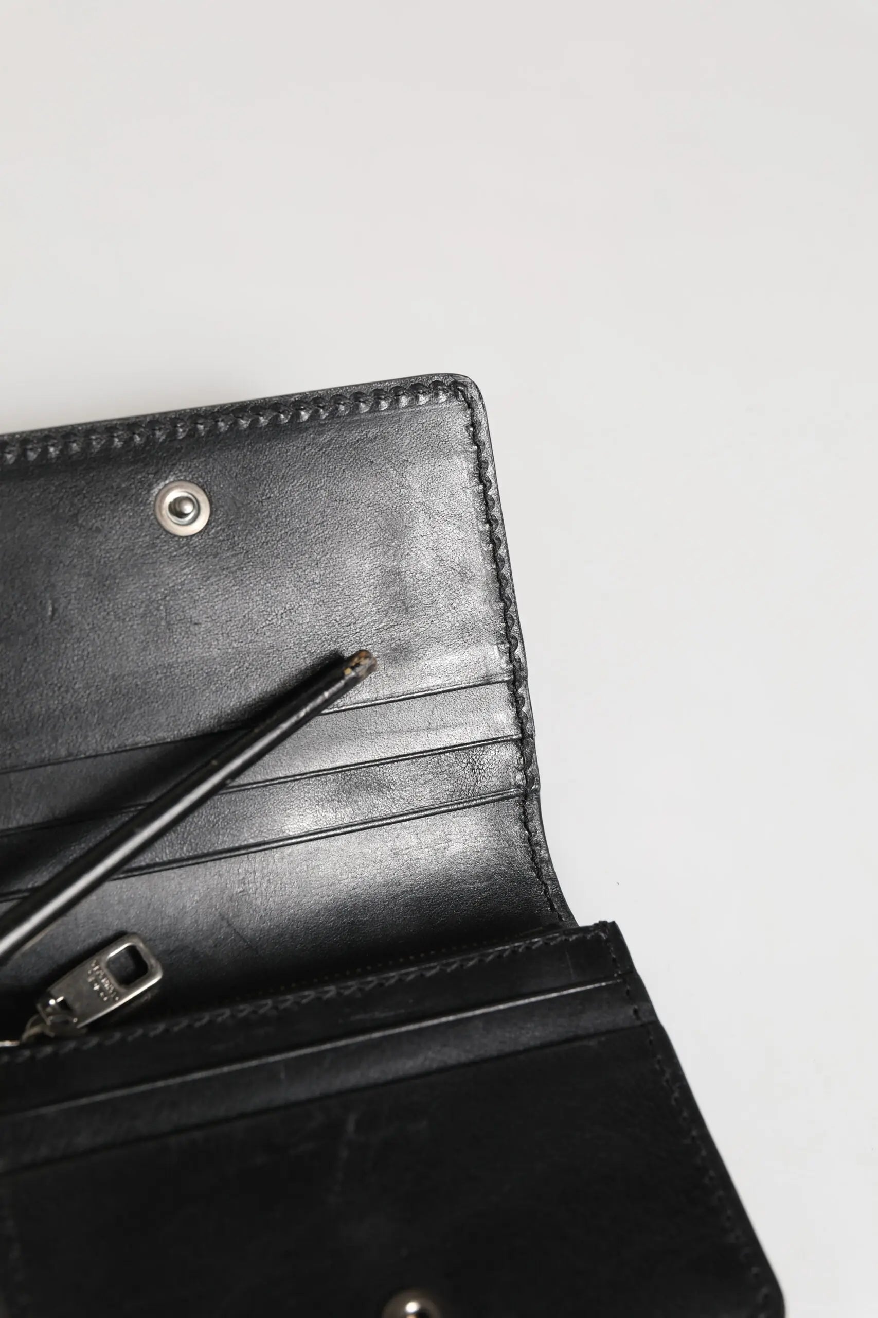 Dolce & gabbana porte-cartes double en cuir noir avec fermeture argentée et bords cousus pour homme