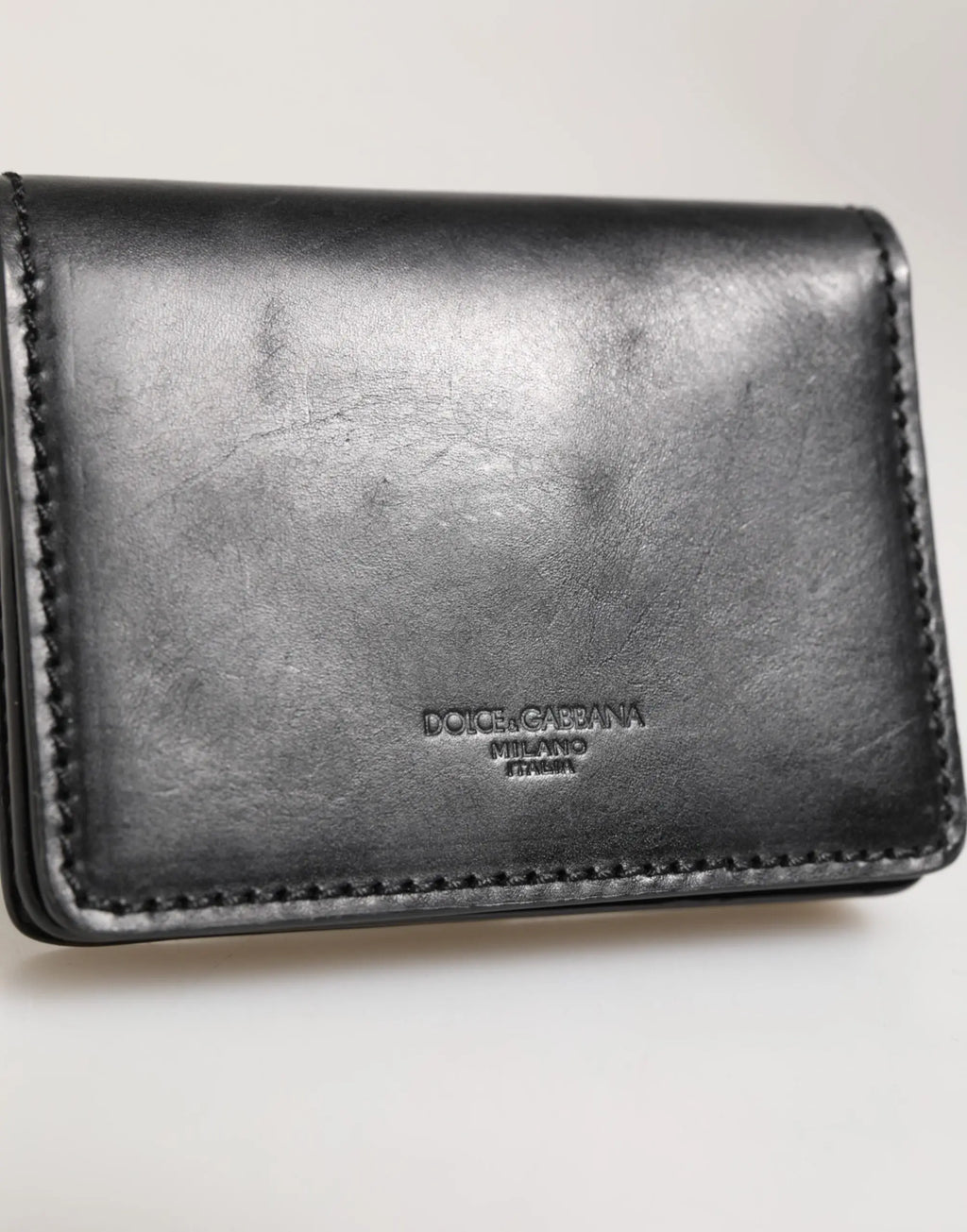 Dolce & gabbana portefeuille noir en cuir avec marquage en relief et couture visible sur les bords
