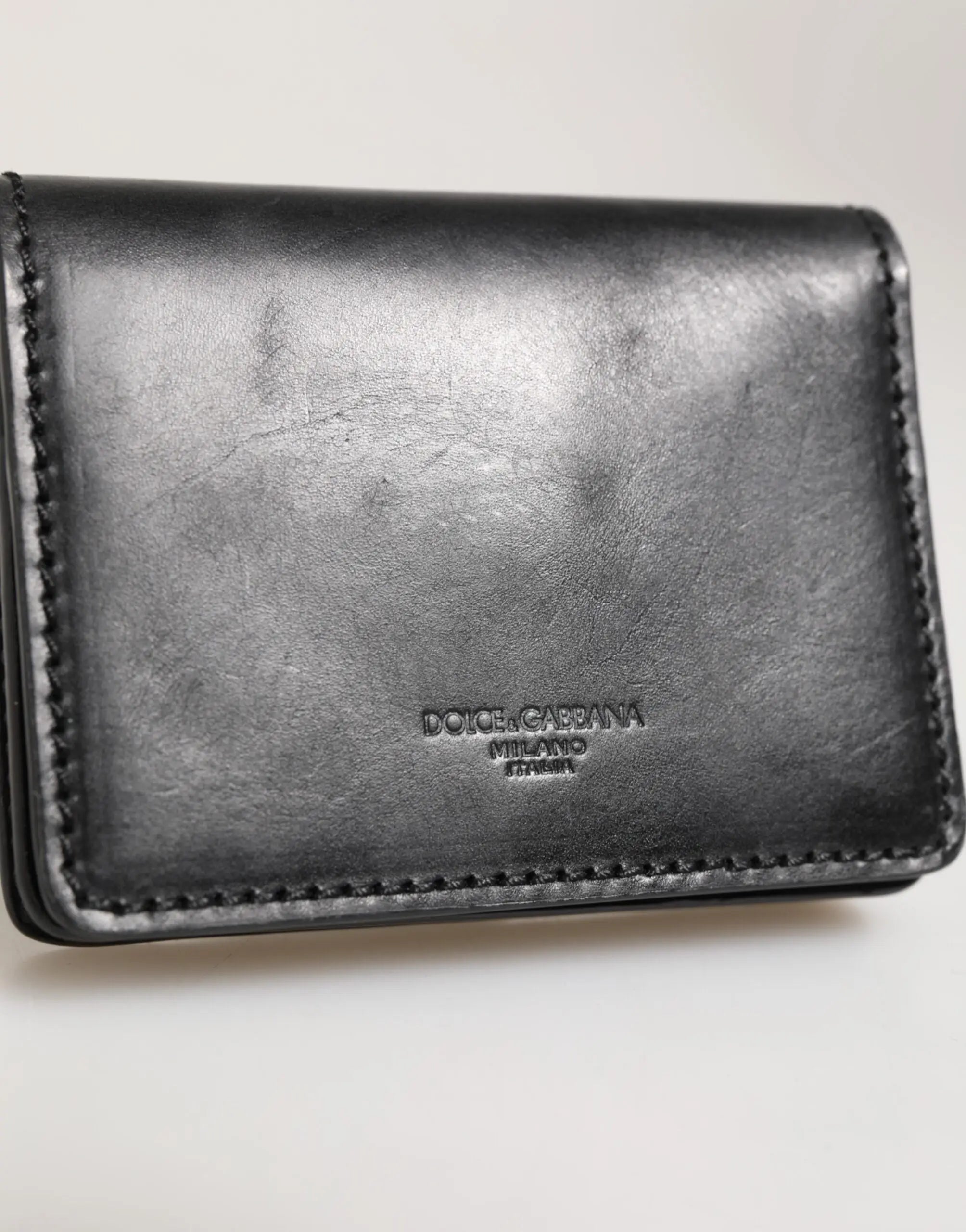 Dolce & gabbana portefeuille noir en cuir avec marquage en relief et couture visible sur les bords