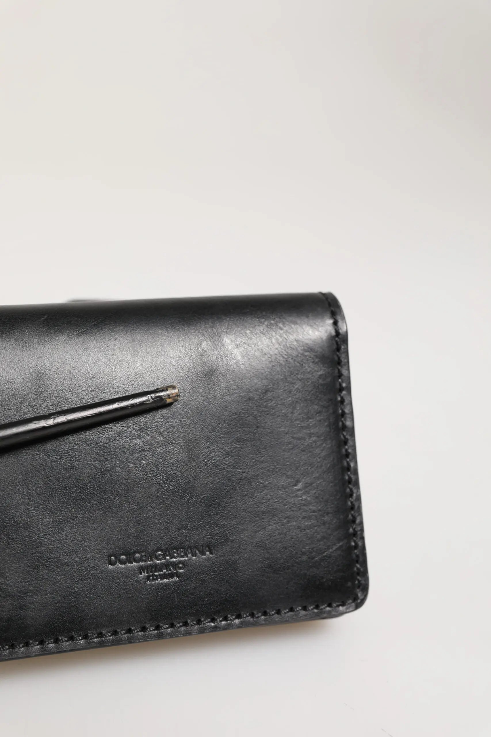 Portefeuille bifold dolce & gabbana en cuir noir avec bords cousus et logo embossé pour homme