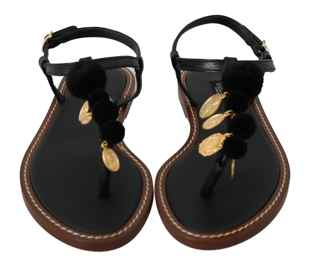 Sandales tongs en cuir noir dolce & gabbana avec semelles marron, pompons noirs et pièces en or