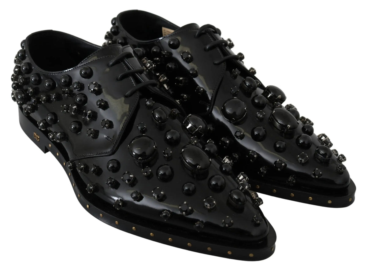 Dolce & gabbana chaussures habillées en cuir noir verni ornées de clous sphériques noirs et logo doré au talon vue arrière