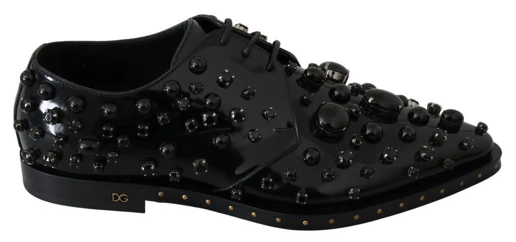 Chaussure oxford en cuir noir verni dolce gabbana avec clous noirs brillants et logo dg visible de dos