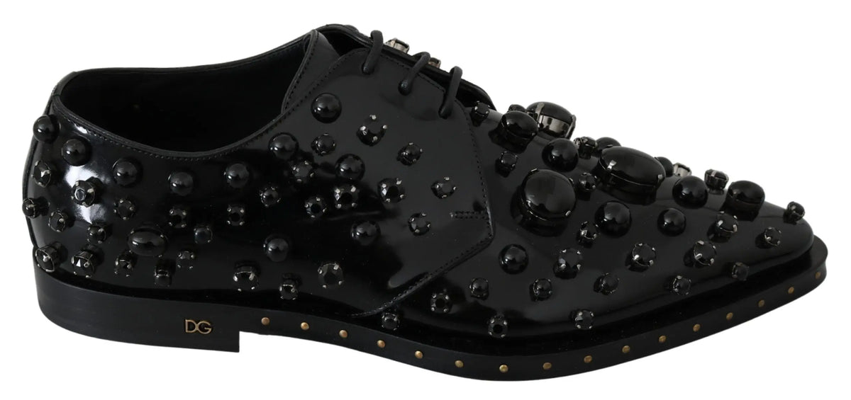 Chaussure oxford en cuir noir verni dolce gabbana avec clous noirs brillants et logo dg visible de dos