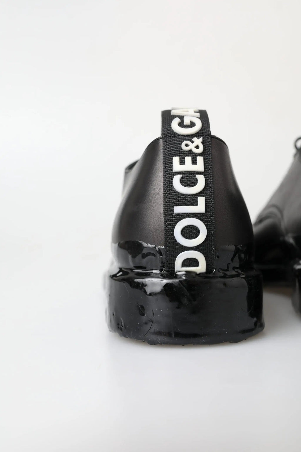 Dolce and gabbana derby chaussures habillées en cuir noir avec bride logo blanc audacieuse en cuir verni