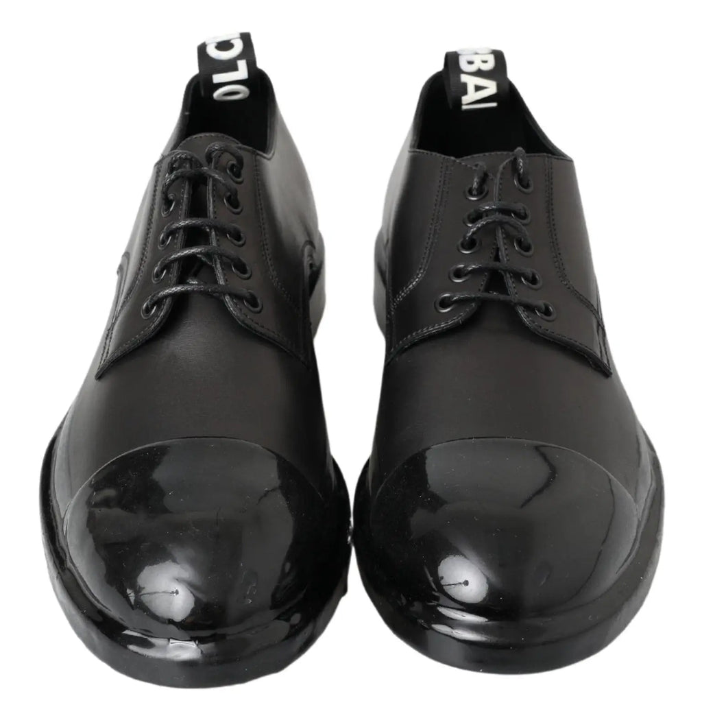 Dolce & gabbana derby noir en cuir verni avec bout brillant et lacets noirs contrastants