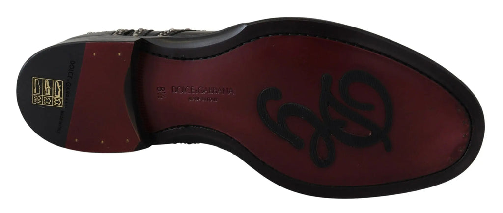 Semelle en cuir bordeaux avec talon en caoutchouc noir et logo stylisé des chaussures derby en cuir noir studdées dolce & gabbana