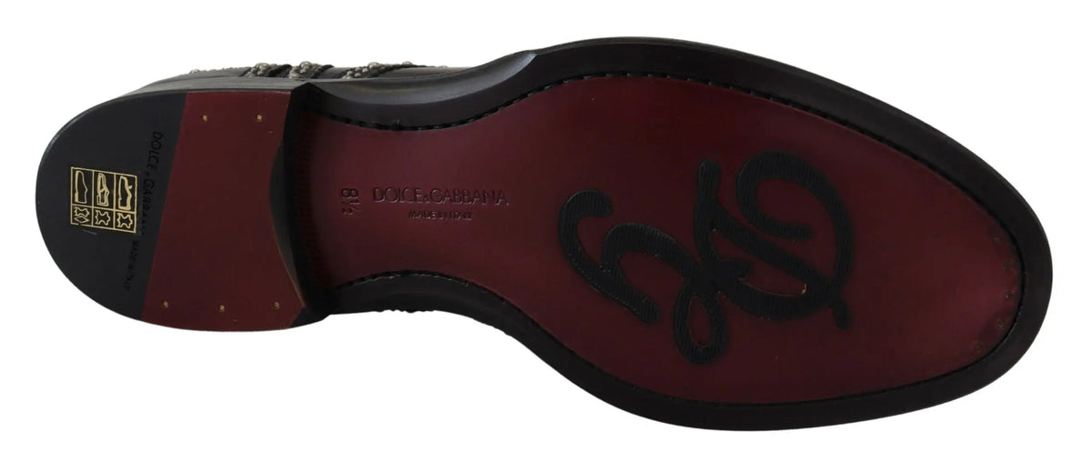 Semelle en cuir bordeaux avec talon en caoutchouc noir et logo stylisé des chaussures derby en cuir noir studdées dolce & gabbana