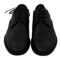 Dolce & gabbana chaussures derby en cuir noir avec surpiqûres blanches distinctives et finition brillante