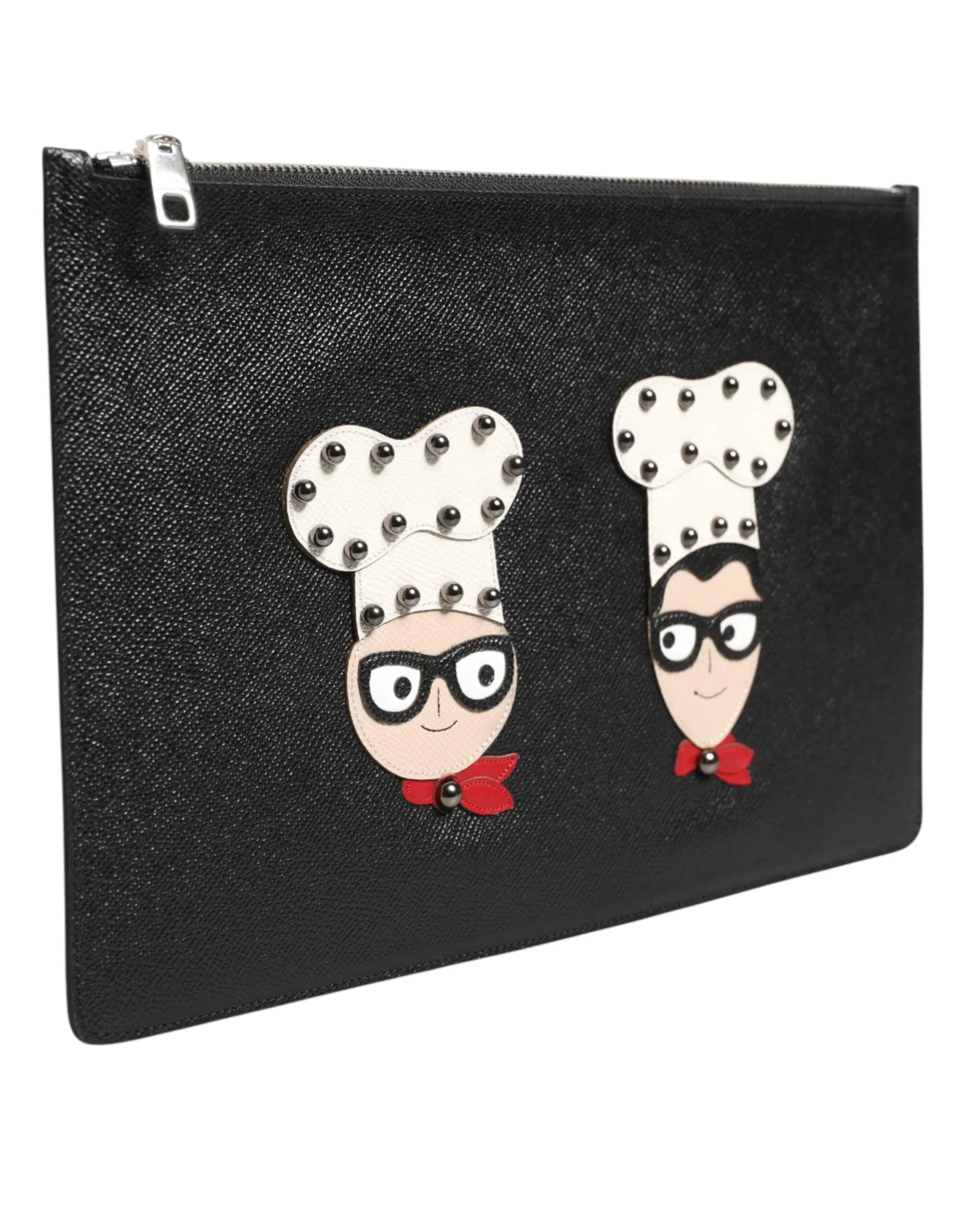 Dolce & Gabbana pochette homme en cuir noir avec deux visages de chefs cartoon et toques blanches cloutées