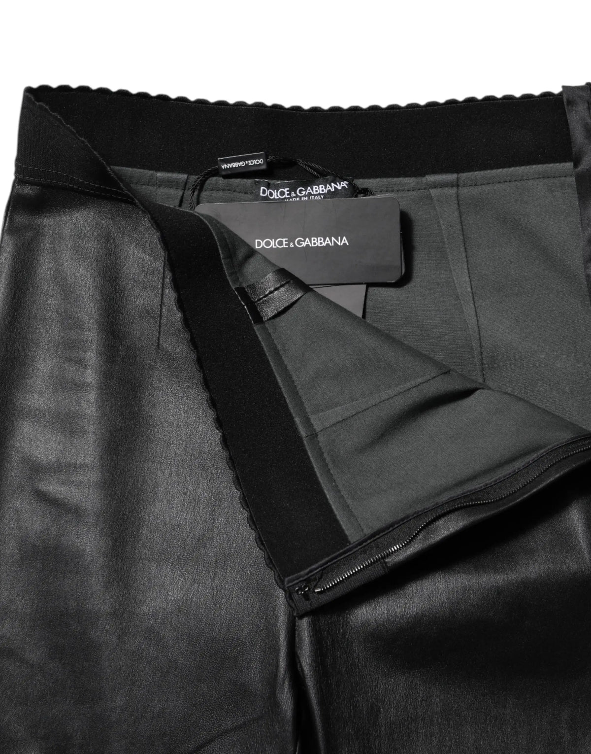 Pantalon noir en cuir synthétique dolce & gabbana avec taille élastique à bords festonnés et étiquette intérieure visible