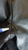 Dolce & gabbana pantalon noir en cuir avec taille élastique et couture visible avec une petite déchirure près de la couture